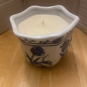 Bombay vintage Blue & White Ceramic floral candle about 2 3/4 in tall & 3in wide